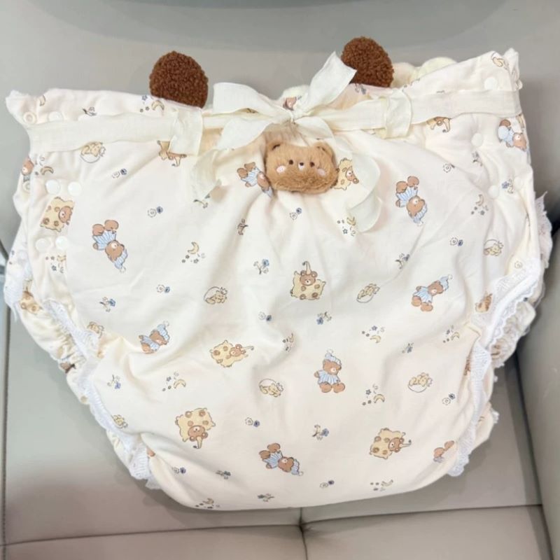 Diapering - 大人用コットン製、漫画柄の布製おむつ。長めの丈で厚みがあり、防水層付き。レースの縁取り。ABDL（大人の女性が男性の服を着用する）用。洗濯可能。